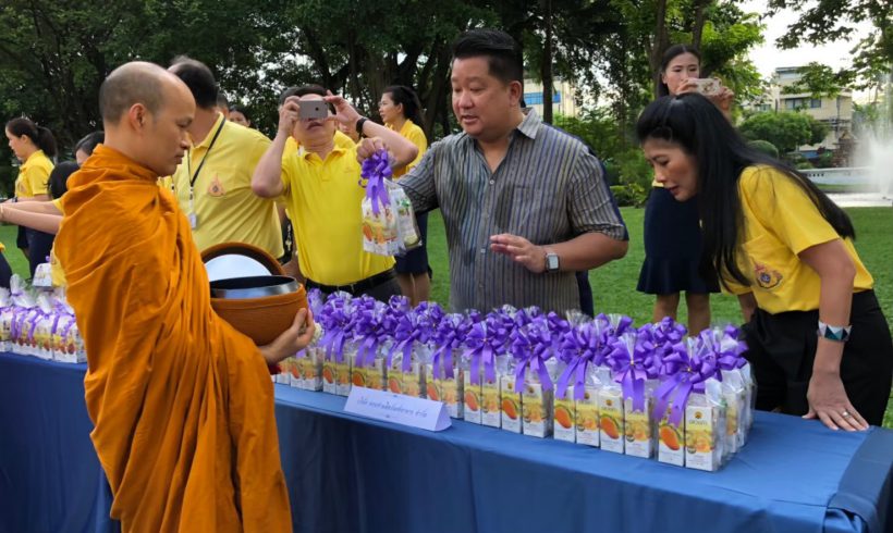 ดอยคำ ร่วมพิธีทำบุญตักบาตร เนื่องในโอกาสวันคล้ายวันพระราชสมภพสมเด็จพระนางเจ้าสุทิดา พัชรสุธาพิมลลักษณ พระบรมราชินี