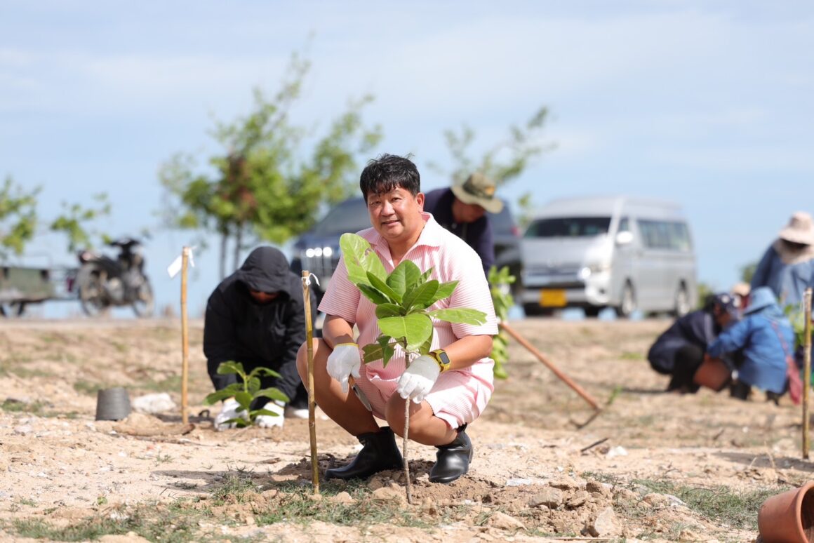 ดอยคำ ร่วมฟื้นฟู และสนับสนุนระบบนิเวศอย่างยั่งยืน กิจกรรม “ปลูกพืชพรรณสังคมพืชสันดอนทรายชายฝั่ง” ระยะที่ 2 ประจำปี 2567